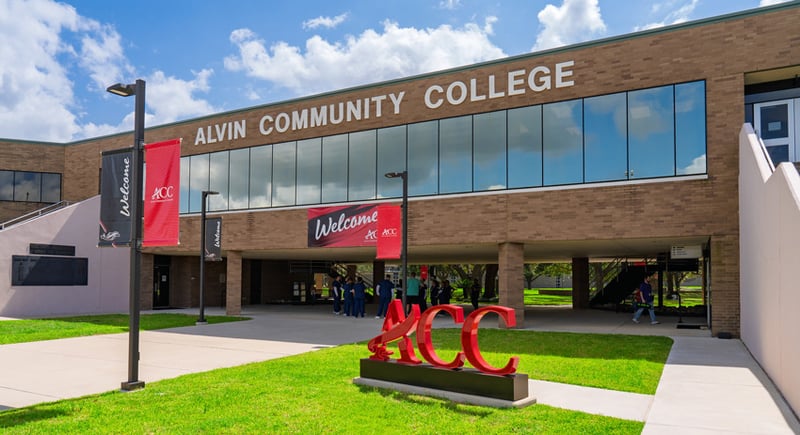 Main entrance of Alvin Community College with the campus sign